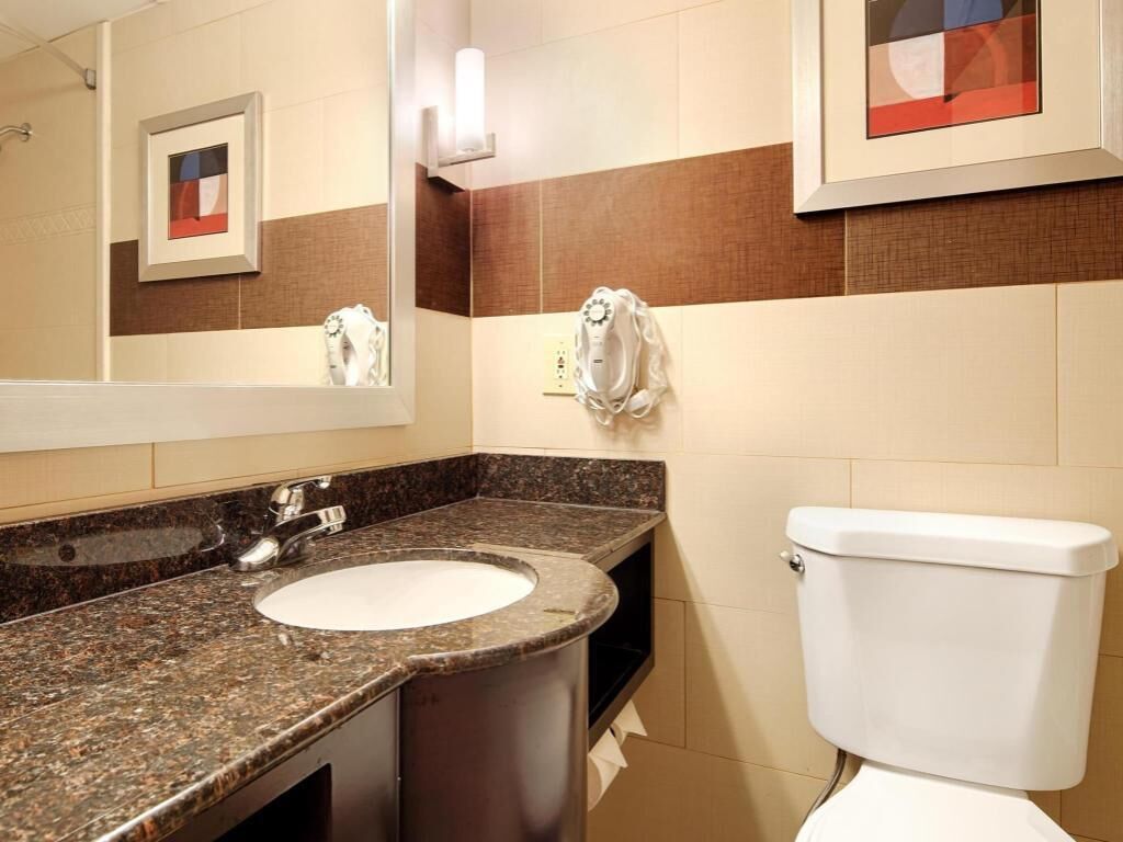 Badkamer | Een bad/douchecombinatie, gratis toiletartikelen, een haardroger