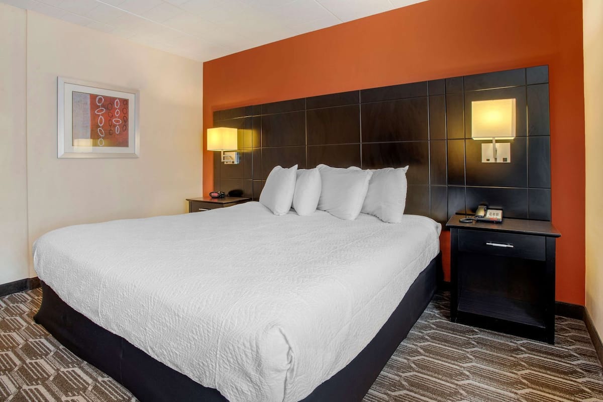 In-room safe, laptop workspace, blackout drapes, iron/ironing board