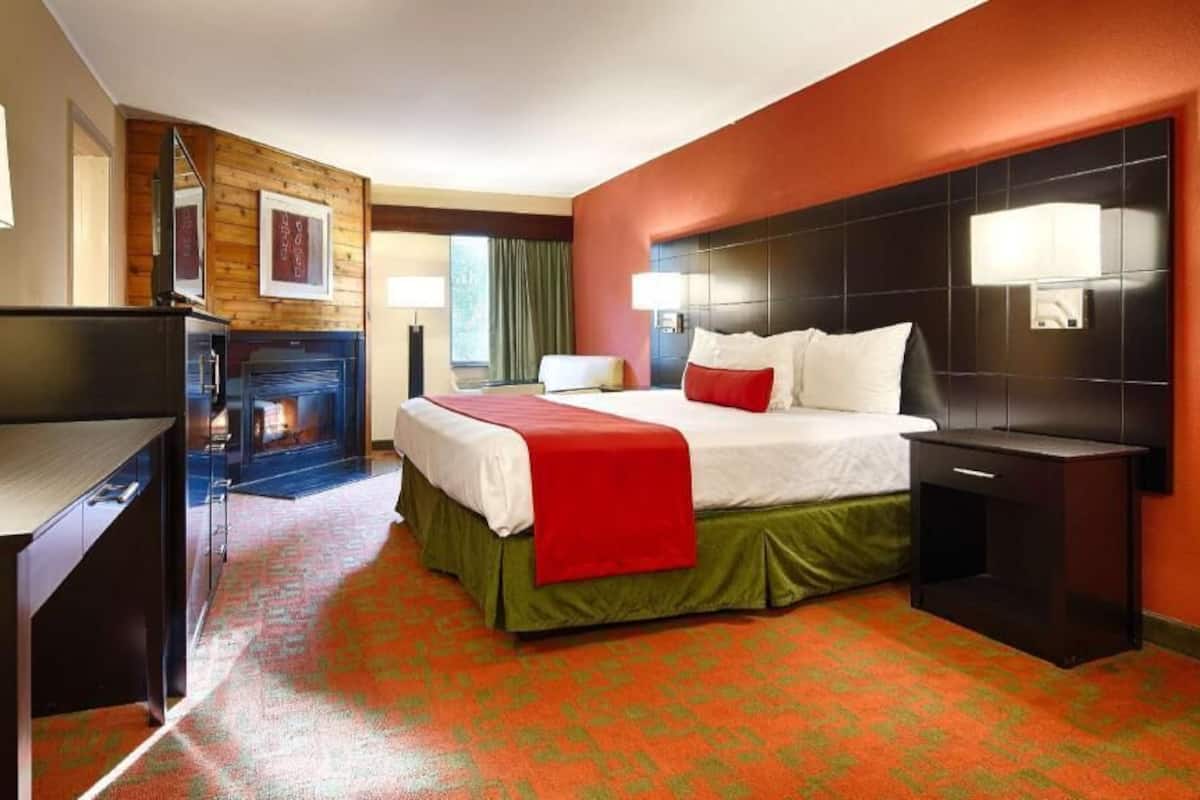 In-room safe, laptop workspace, blackout drapes, iron/ironing board