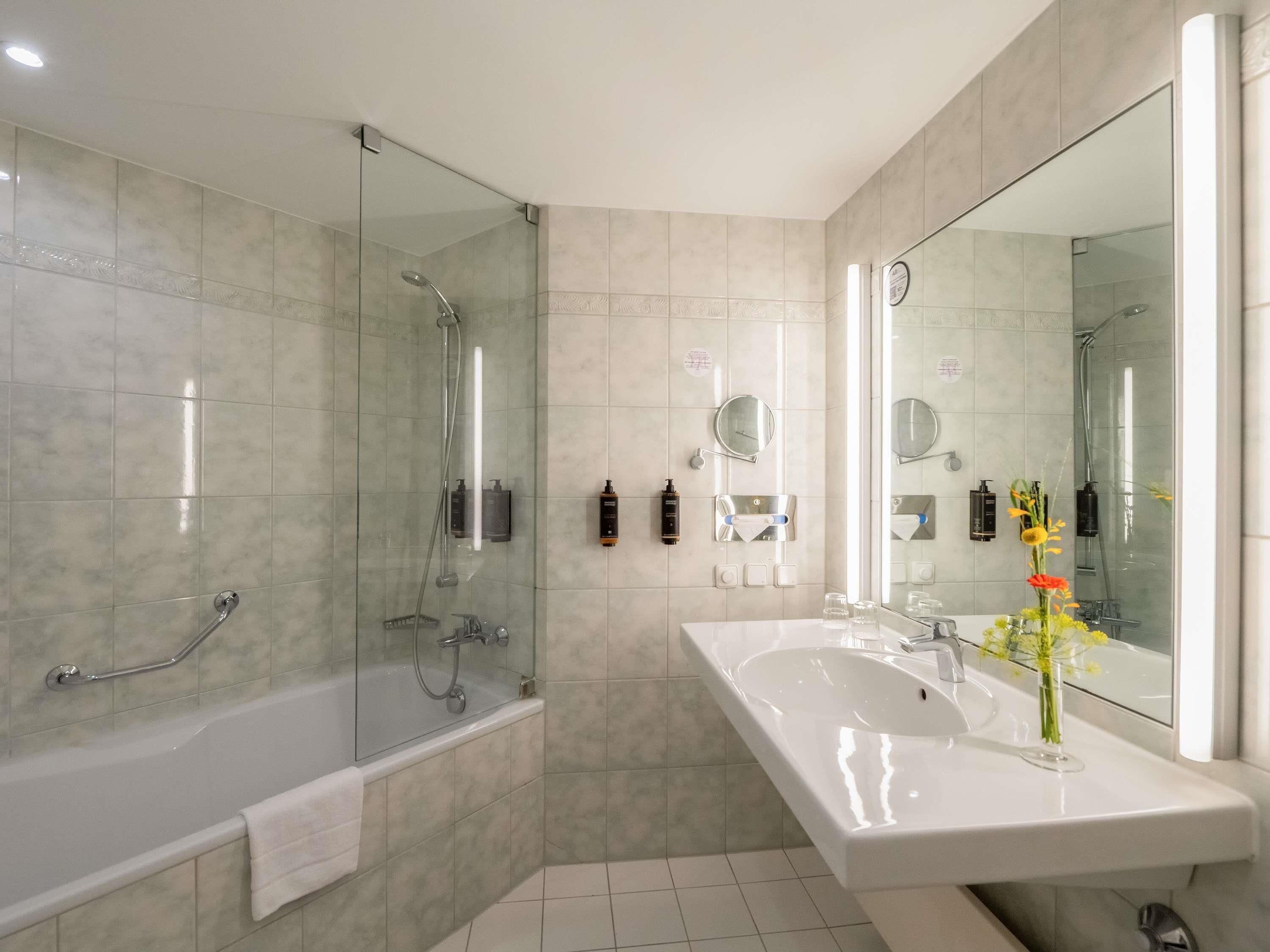 Ropa de cama hipoalergénica y caja de seguridad en la habitación 