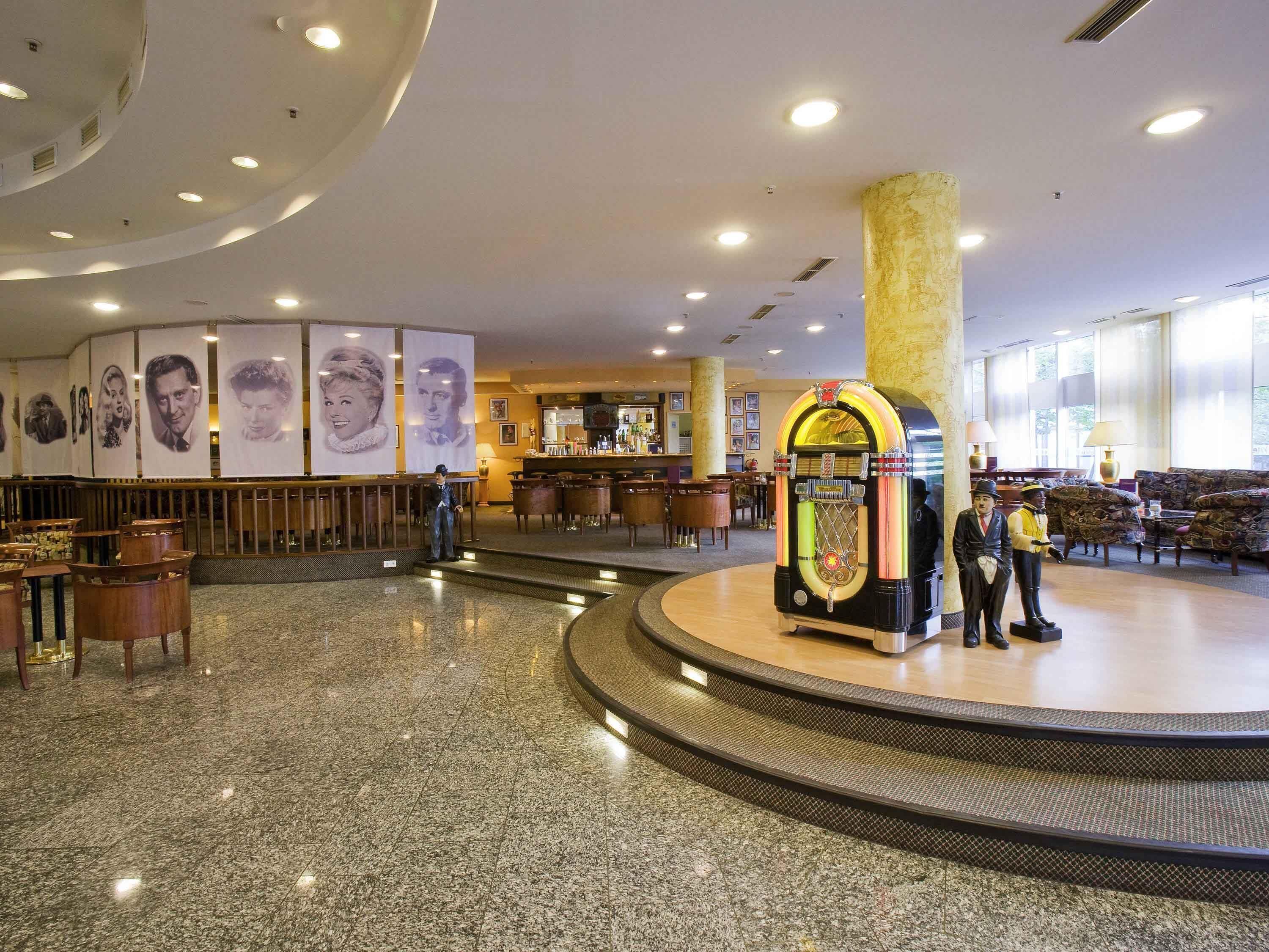 serves lunch and dinner