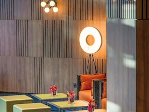 Sert le déjeuner et le dßner