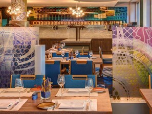 朝食、ランチ、ディナーに営業