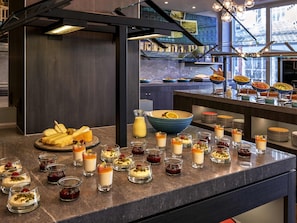 Un buffet proposant une variété de desserts et de fruits.