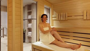 Piscine couverte, chaises longues