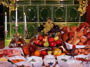 Buffet breakfast for a fee on weekdays