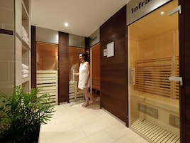 Una piscina techada, sillones reclinables de piscina