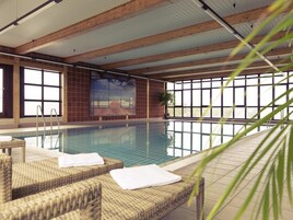 Indoor pool, sun loungers