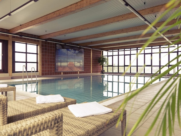 Piscine couverte, chaises longues