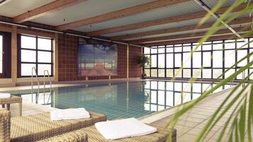 Una piscina techada, sillones reclinables de piscina