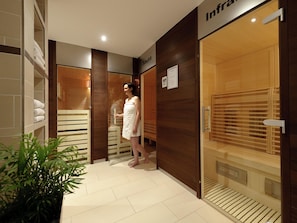 Hồ bơi trong nhà, ghế dài tắm nắng