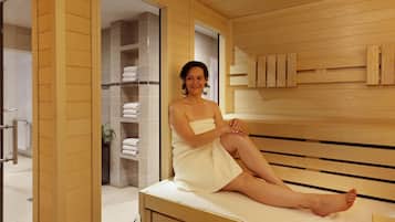 Piscine couverte, chaises longues