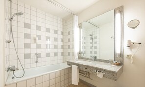 Dusche, umweltfreundliche Kosmetikartikel, Haartrockner, Handtücher