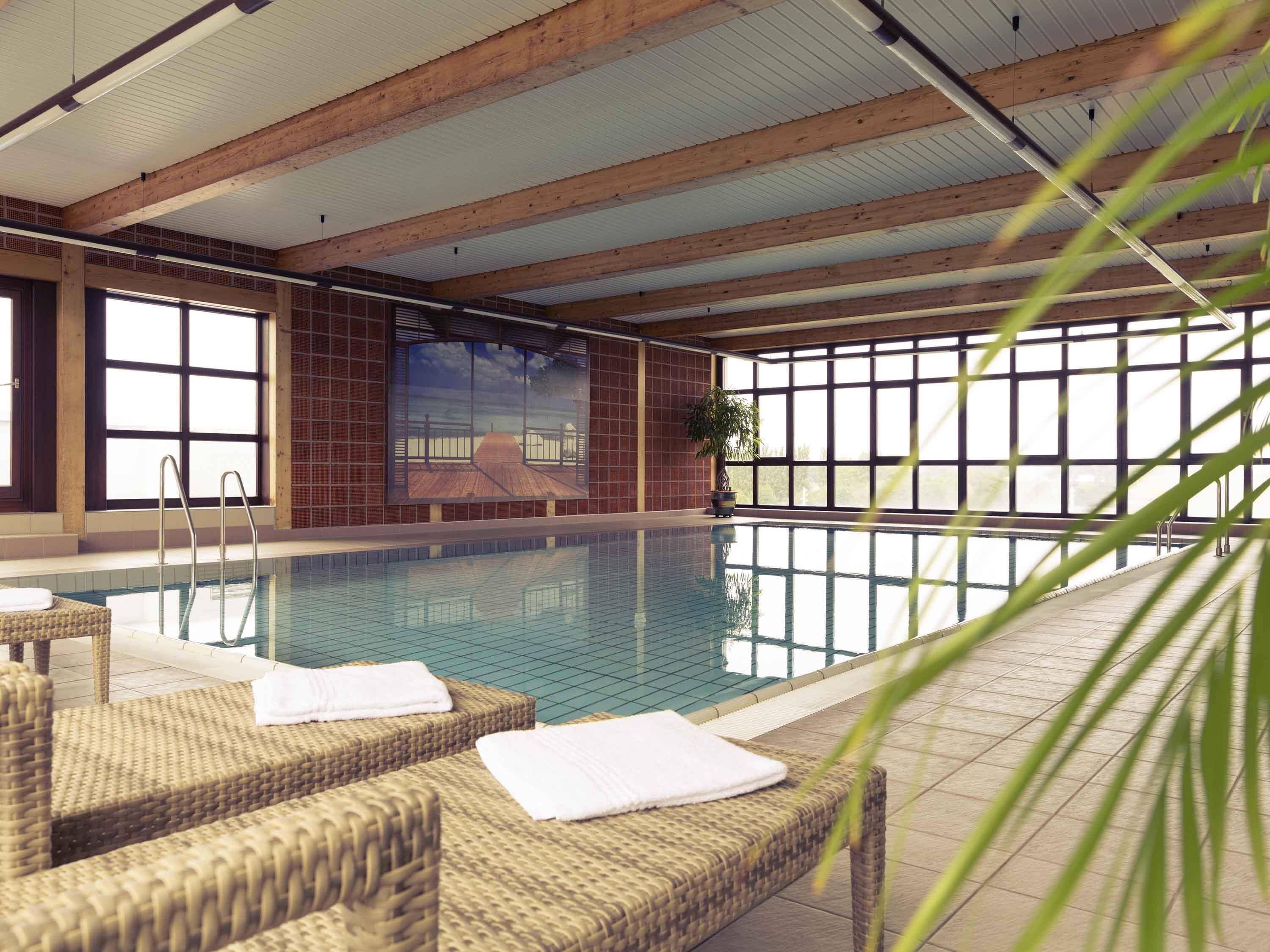 Piscina interna, espreguiçadeiras