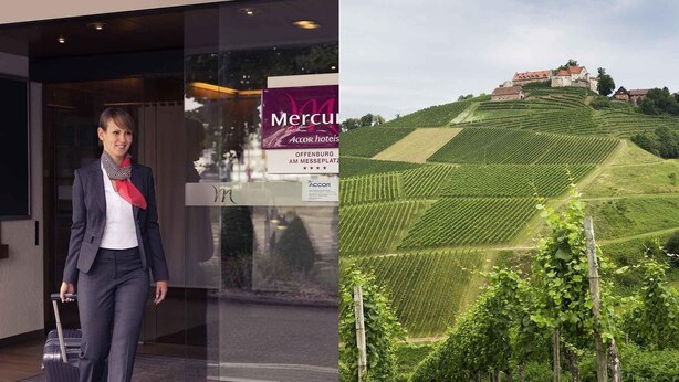 Une femme, vêtue d’un tailleur, sort d’un bâtiment sur lequel on peut voir une enseigne indiquant la présence d’un hôtel Mercure Accor à Offenburg.