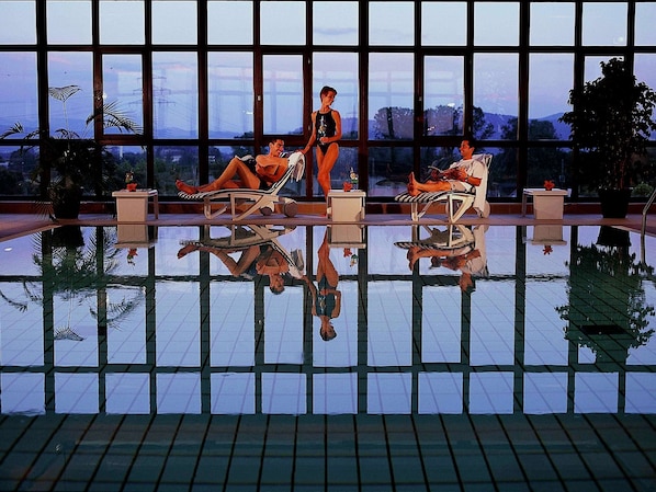 Indoor pool, sun loungers