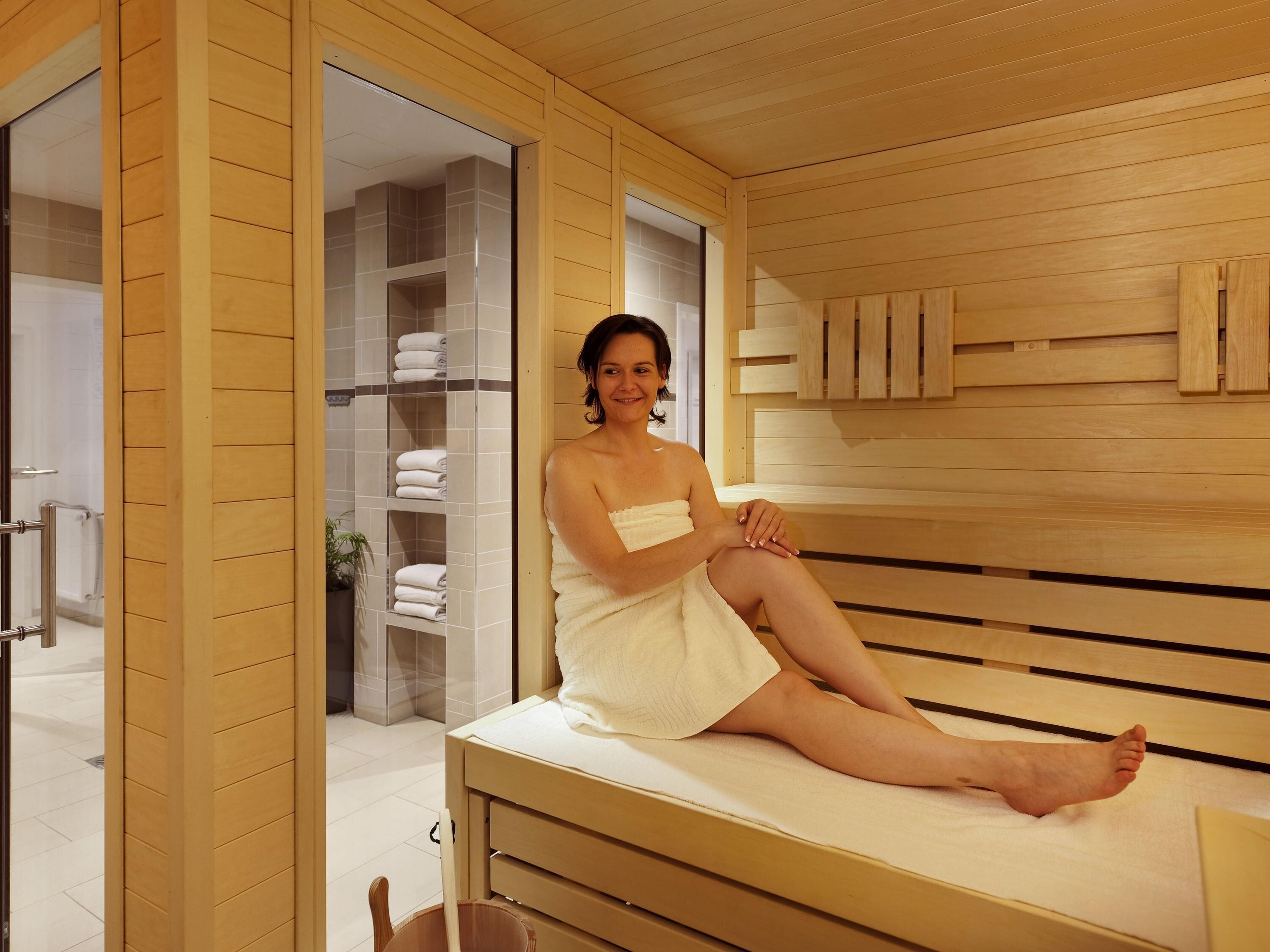 Piscine couverte, chaises longues