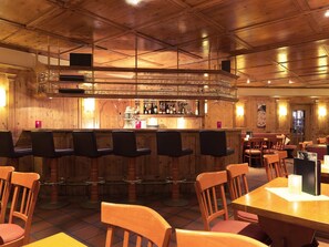 Bar (trong khuôn viên)