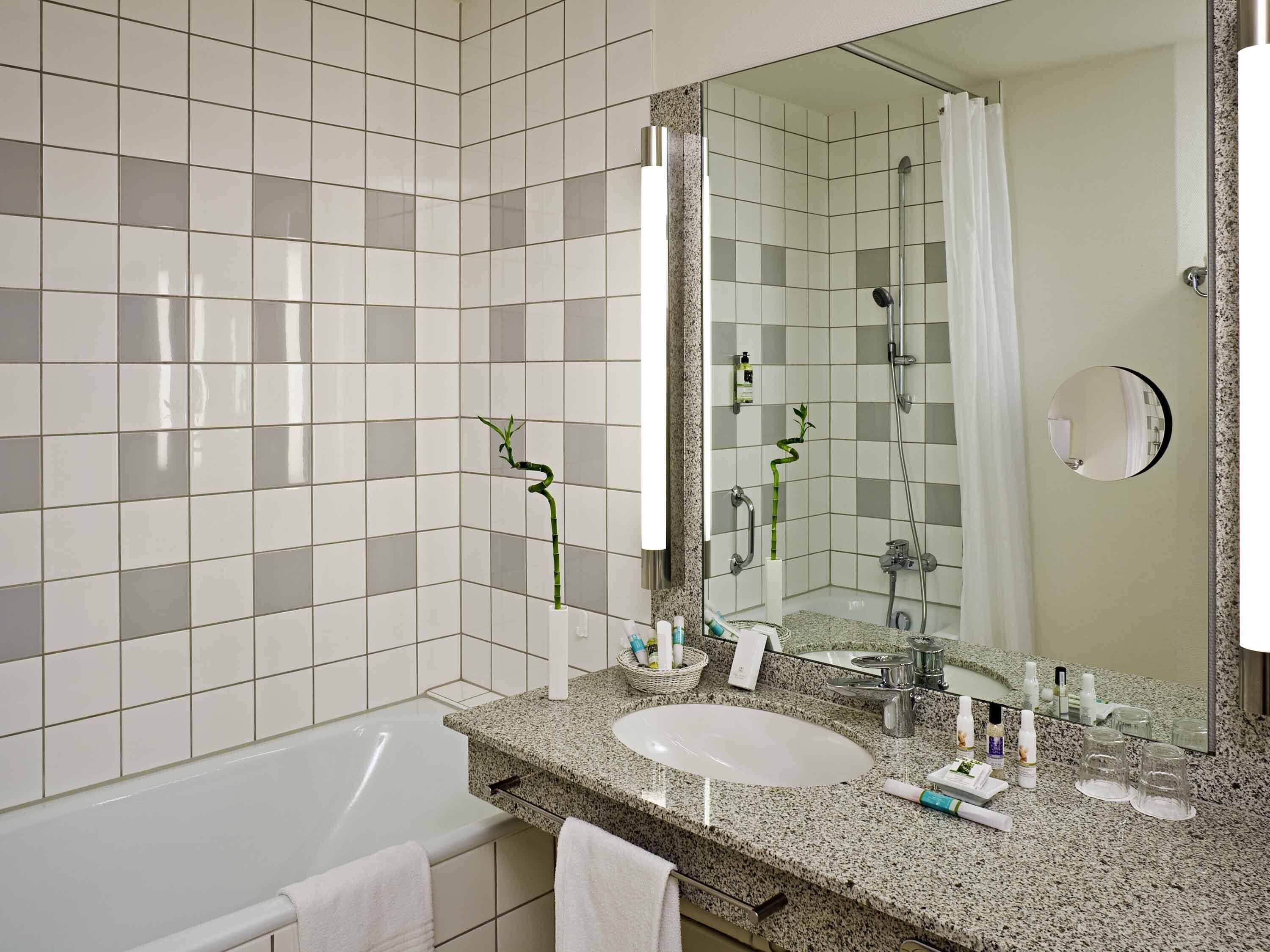 Minibar, Zimmersafe, Schreibtisch, schallisolierte Zimmer