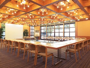 A conference room with a long table, chairs, and a whiteboard. - Mercure Hotel Offenburg am Messeplatz (Offenburg)