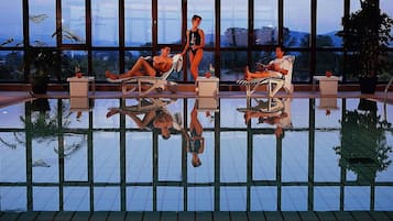 Piscina coperta, lettini