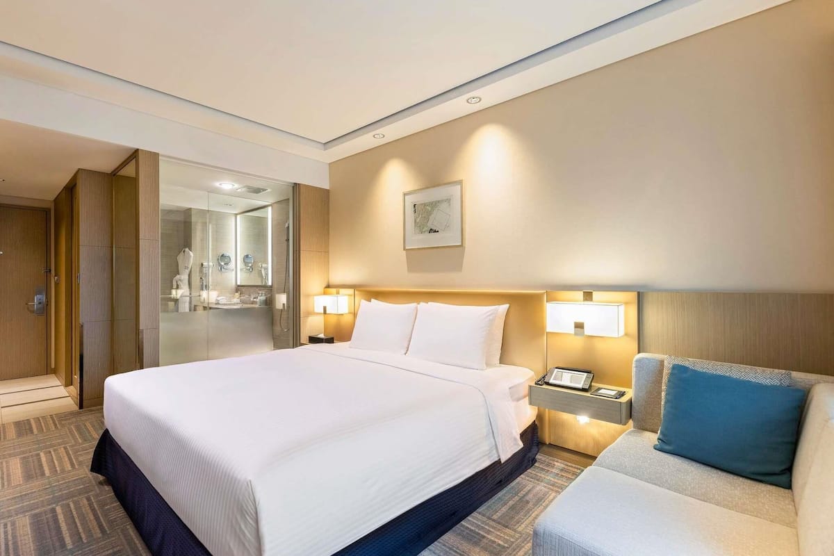 Deluxe Room, 1 Queen Bed | Premium bedding, down comforters, in-room safe, individually decorated