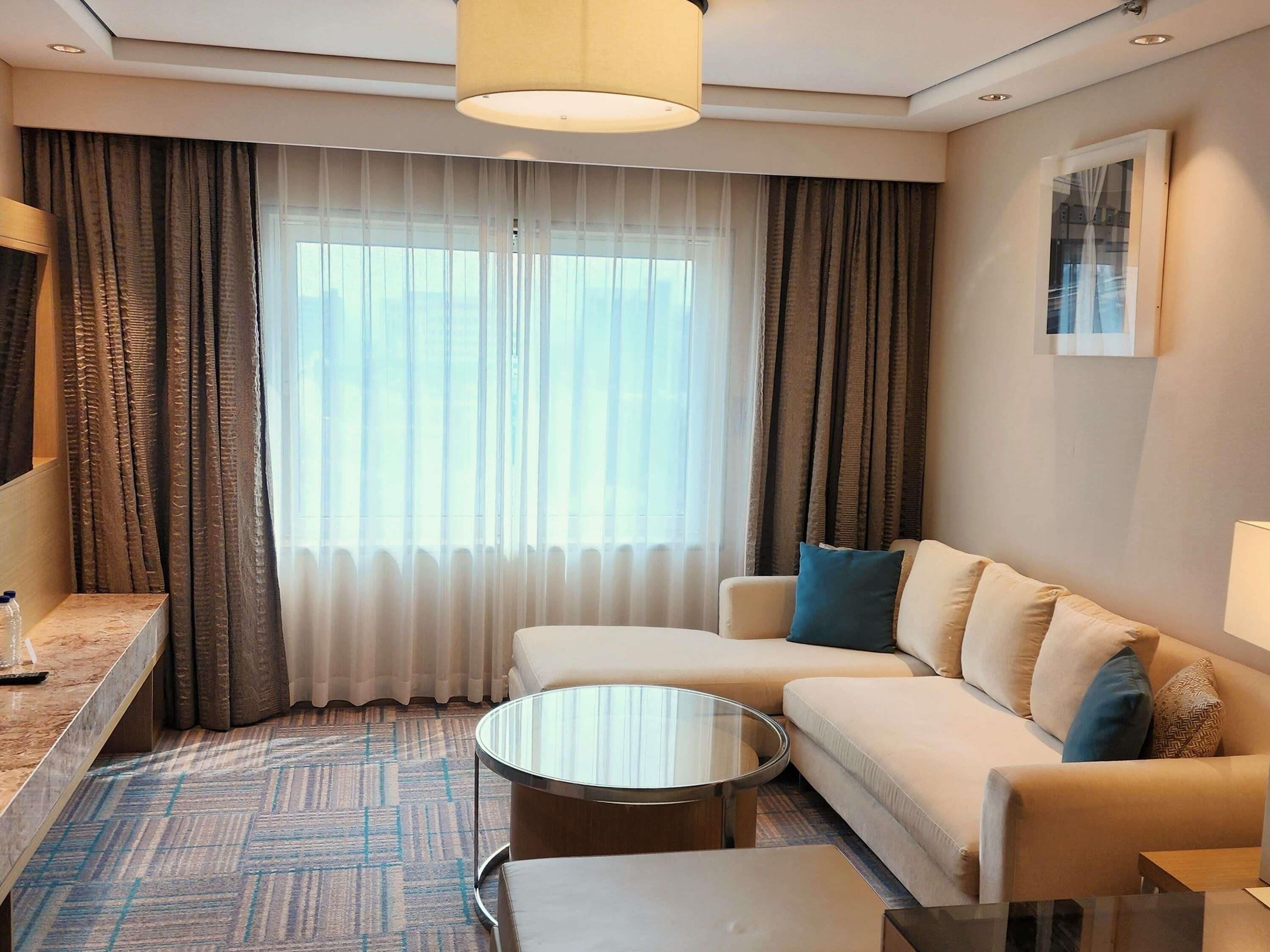 Suite Premier, 1 cama de matrimonio grande | Ropa de cama de alta calidad, edredones de plumas, caja fuerte