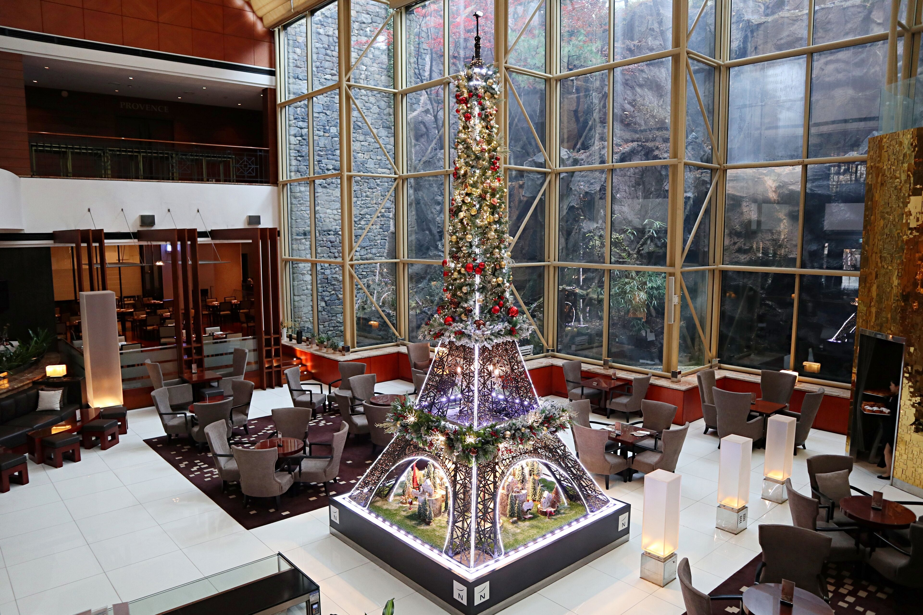 Lobby-lounge
