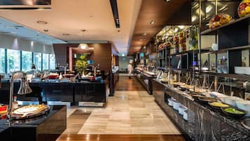 5 restaurants; breakfast, lunch, and dinner served