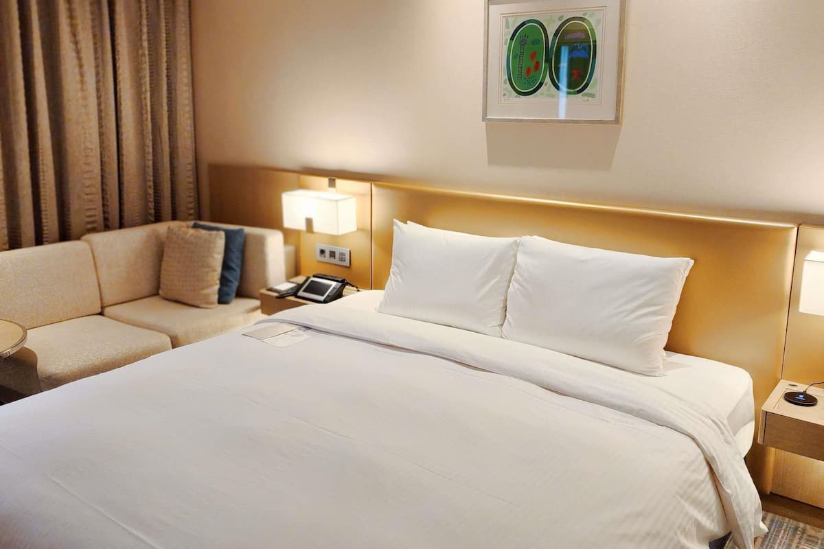 Deluxe Room, 1 Katil Ratu (Queen) | Peralatan tempat tidur premium, gebar bulu kapas, peti besi dalam bilik