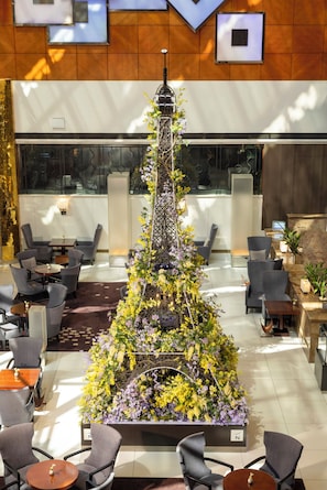 A lobby with a central floral arrangement, seating areas, and a reception desk. - Novotel Ambassador Seoul Gangnam (Seoul)