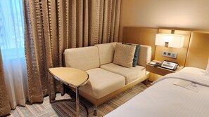 Habitación Deluxe, 1 cama de matrimonio | Ropa de cama de alta calidad, edredones de plumas, caja fuerte