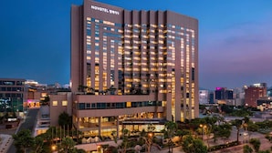 Een hoog hotel met een modern ontwerp, meerdere verdiepingen en opvallende signage.