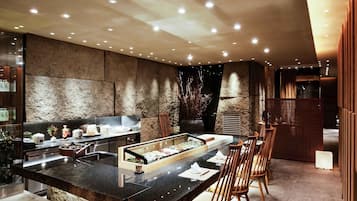 5 restaurants; breakfast, lunch, and dinner served