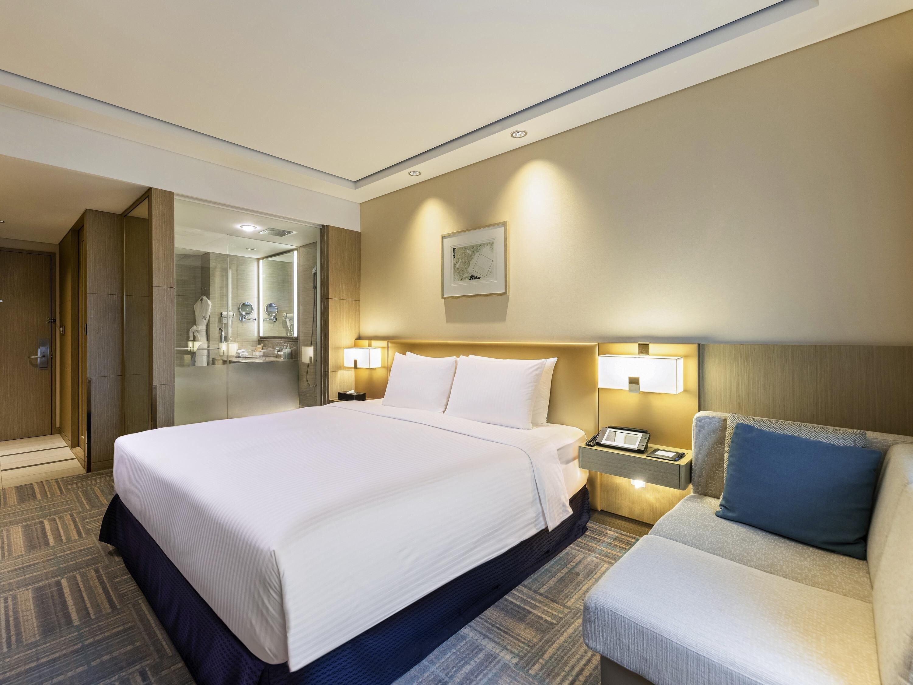 Quarto luxo, 1 cama Queen | Roupas de cama premium, edredons de pluma, cofres nos quartos