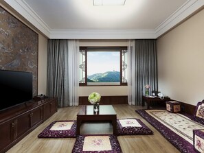 Premium bedding, down comforters, in-room safe, individually decorated