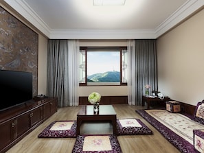 Premium bedding, down comforters, in-room safe, individually decorated