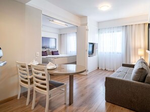 Bar mini, peti besi dalam bilik, meja, langsir/tirai gelap terus 