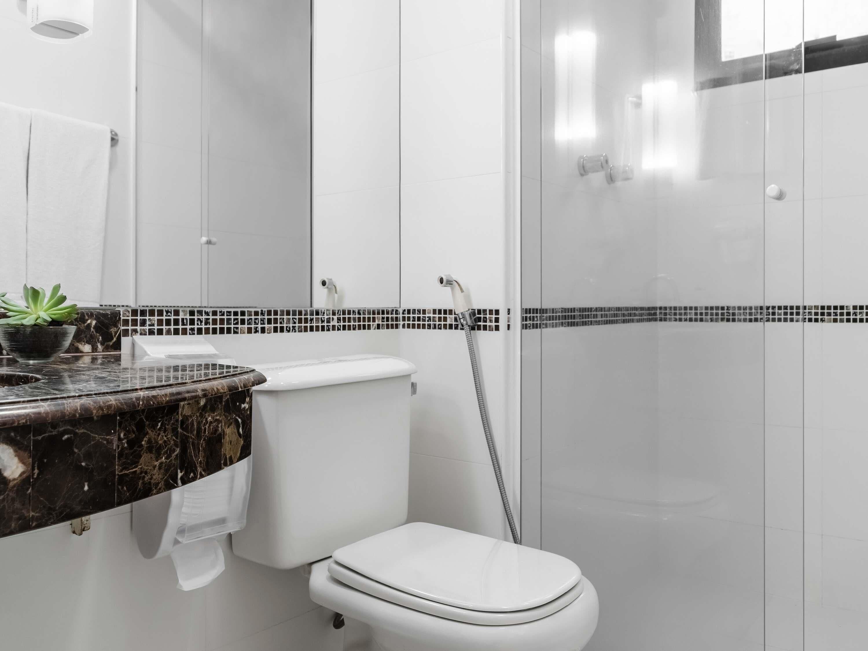 Minibar, värdeförvaringsskåp på rummet och skrivbord