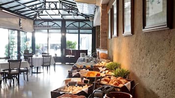 供應早餐、午餐及晚餐