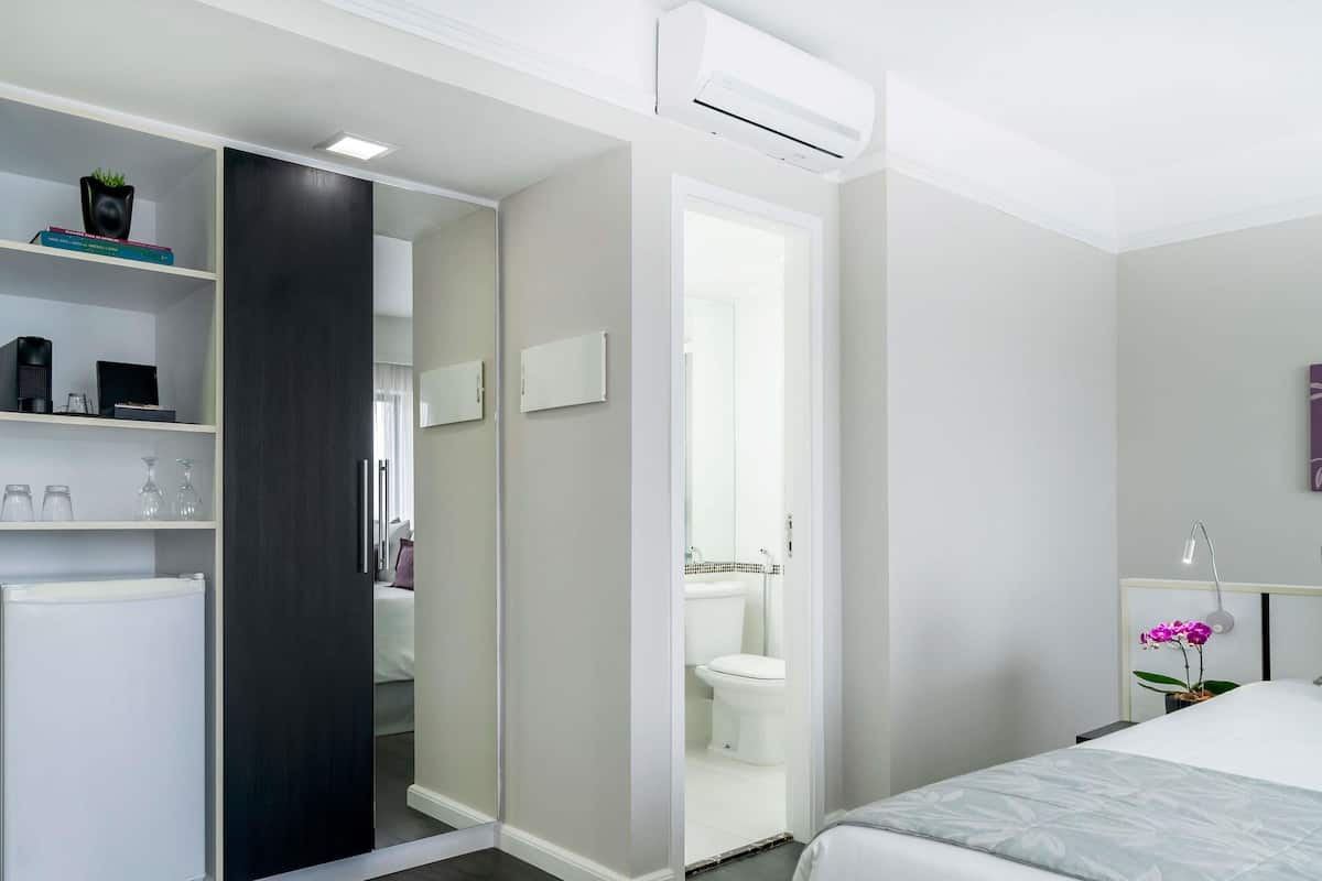 Privilege, Apartment, 1 Katil Ratu (Queen) | Bar mini, peti besi dalam bilik, meja, langsir/tirai gelap terus