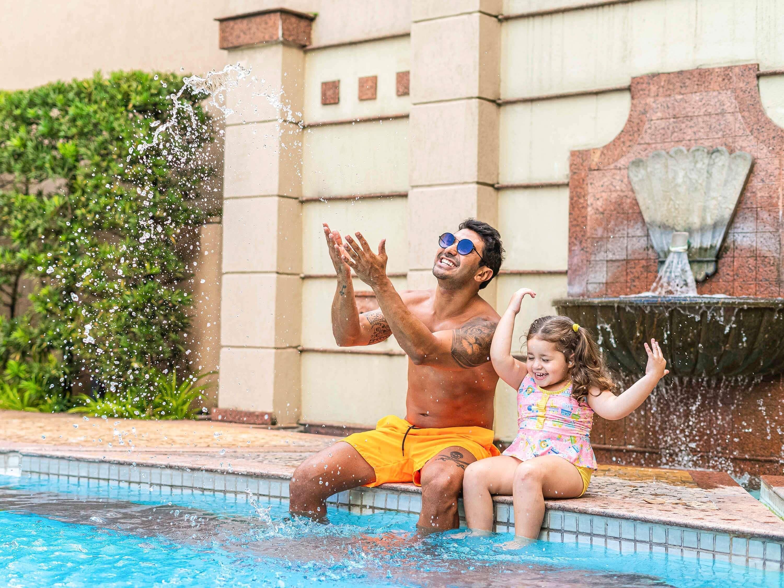 Piscina externa, espreguiçadeiras