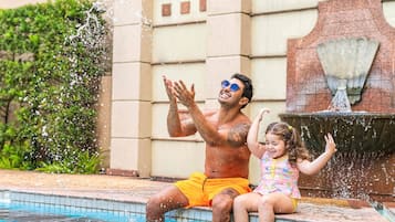 Piscina externa, espreguiçadeiras