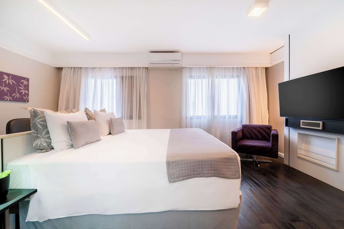 Superior-Apartment, 1 Queen-Bett | Minibar, Zimmersafe, Schreibtisch, Verdunkelungsvorhänge
