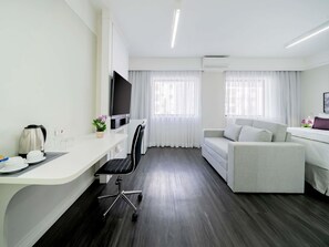 Bar mini, peti besi dalam bilik, meja, langsir/tirai gelap terus 