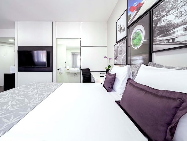 Minibar, coffres-forts dans les chambres, bureau, rideaux occultants