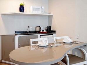 Minibar, caja fuerte, escritorio y cortinas opacas