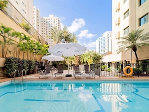 Piscine extérieure, chaises longues