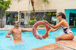 Una piscina al aire libre, tumbonas
