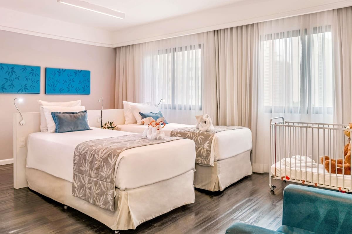 Superior Twin Room, 2 Katil Bujang (Single) | Bar mini, peti besi dalam bilik, meja, langsir/tirai gelap terus
